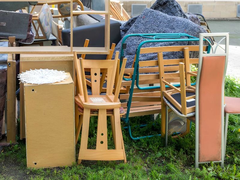 Bulky waste in front of the house